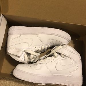 White Nike Air Force 1 (mid)